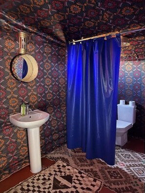 Lều tiện nghi đơn giản (Twin) | Phòng tắm | Buồng tắm vòi sen, vòi sen phun mưa, khăn tắm, giấy vệ sinh 