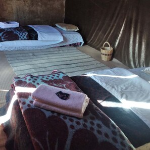 Decoración personalizada, wifi gratis y ropa de cama 