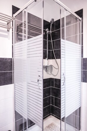 Luxury Quadruple Room | Bathroom shower - Roma Centrale Fidelis (Rome)