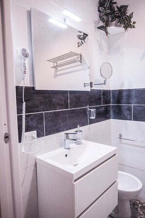 Luxury Triple Room | Bathroom | Shower, rainfall showerhead, bidet, towels - Roma Centrale Fidelis (Rome)