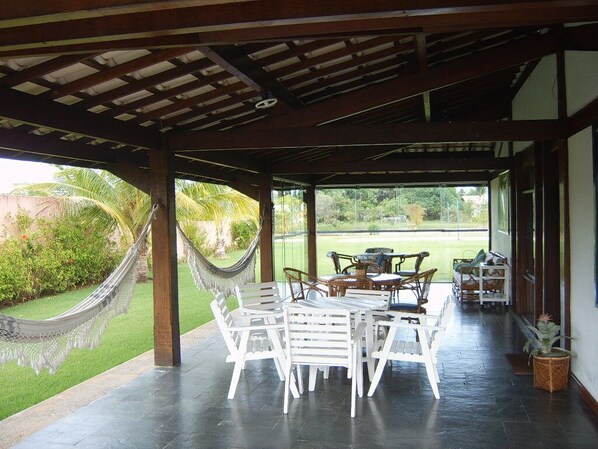 Outdoor dining - Beach House - For the family - Condomínio Interlagos (Camaçari)