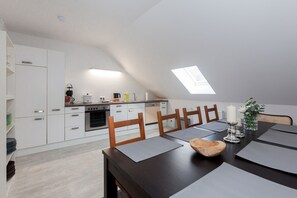 Apartment (Nougat) | Private kitchen | Full-sized fridge, oven, stovetop, dishwasher - Ferienhaus Willkommen (Winterberg)