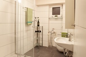 Apartemen (Pfefferminz) | Kamar mandi | Pengering rambut, sandal,  dan handuk