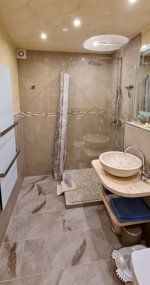 Dusche, kostenlose Toilettenartikel, Haartrockner, Handtücher