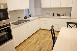 Fridge, microwave, oven, stovetop - Hotel Saida - quality hostel (Riga)