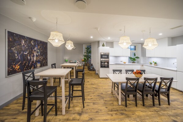 Fridge, microwave, oven, stovetop - Hotel Saida - quality hostel (Riga)