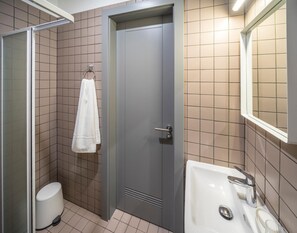 Shower, free toiletries, towels - Hotel Saida - quality hostel (Riga)