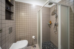 Ducha, artículos de tocador gratuitos, toallas