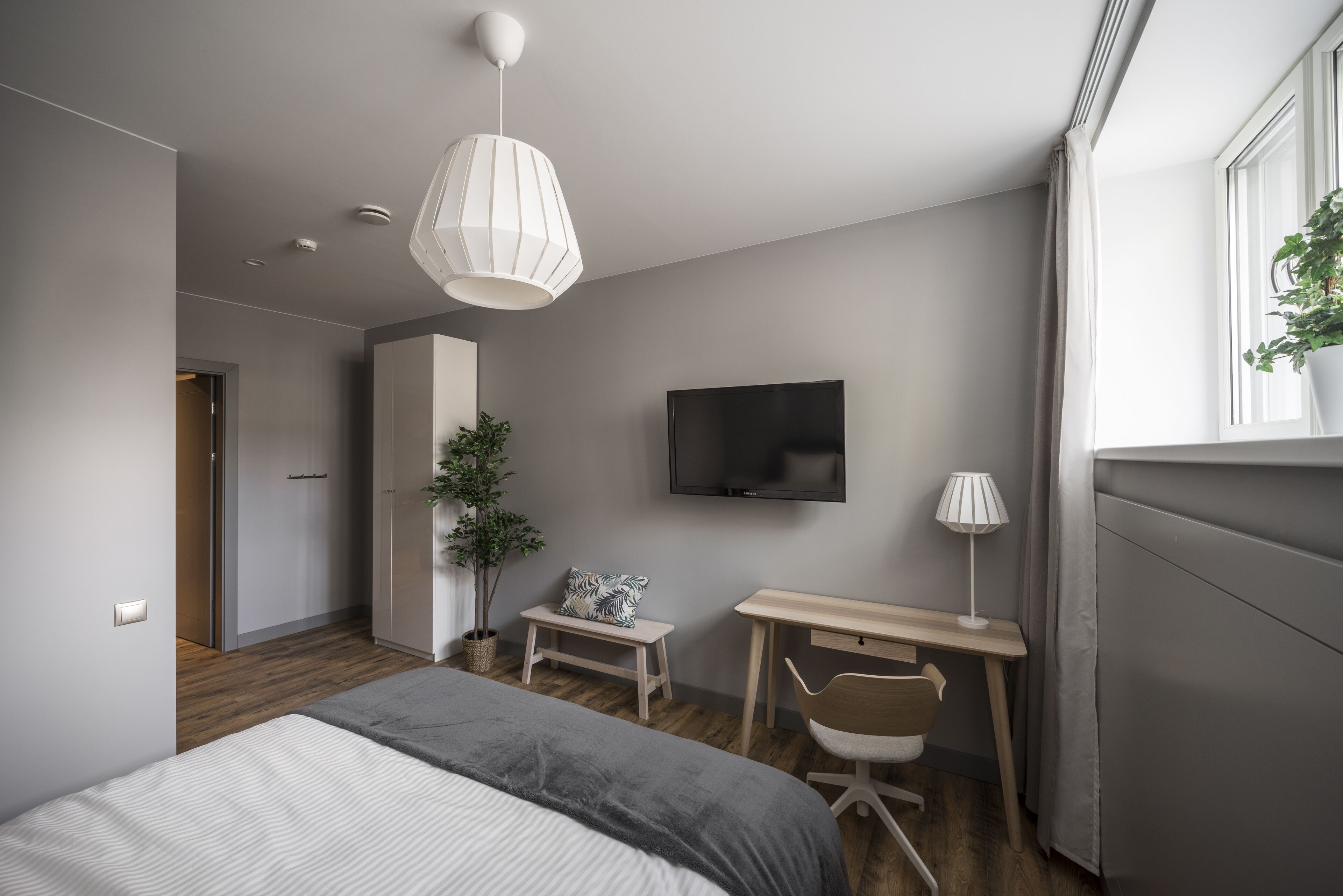 Cortinas blackout, tabla de planchar con plancha y wifi gratis 