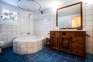 Badewanne, Haartrockner, Handtücher
