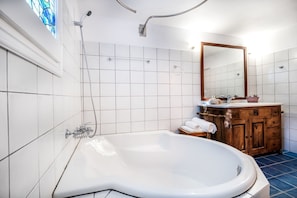 Badewanne, Haartrockner, Handtücher