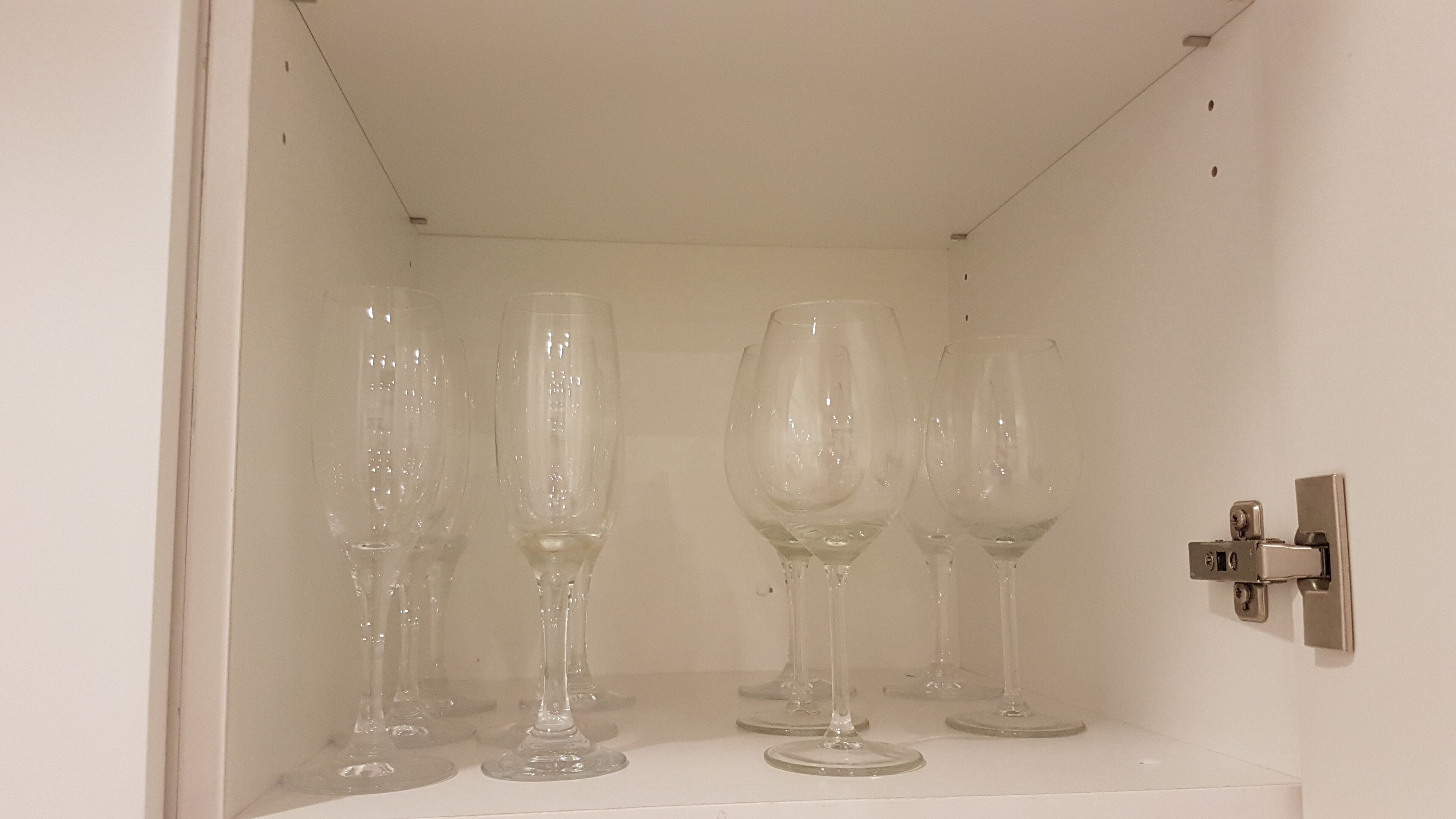 Un meuble contenant plusieurs verres à vin.