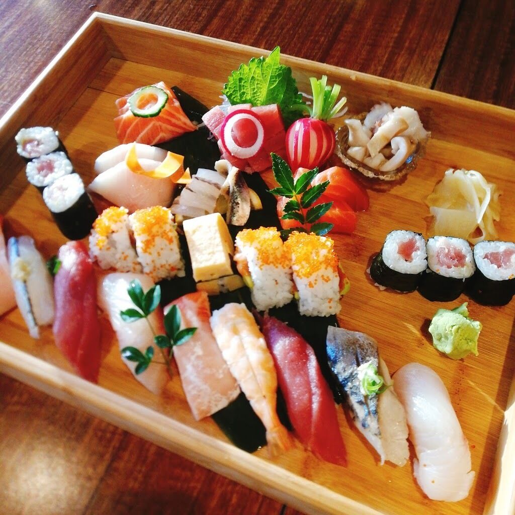 Ein Holztablett mit verschiedenen Sushi-Sorten.