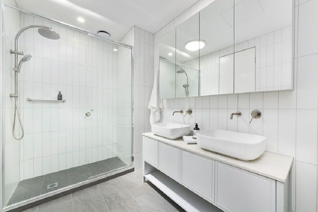 Combined shower/bathtub, hair dryer, towels, soap