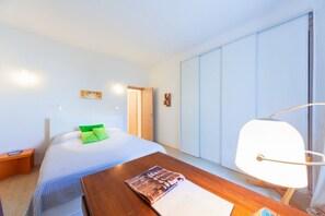 1 slaapkamer, een bureau, een strijkplank/strijkijzer, wifi