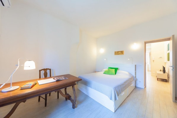 1 habitación, escritorio, tabla de planchar con plancha y wifi 
