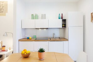 Een koelkast, een broodrooster, eettafels
