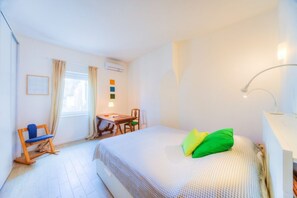 1 slaapkamer, een bureau, een strijkplank/strijkijzer, wifi