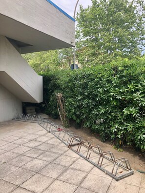 المنطقة المحيطة بالمنشأة