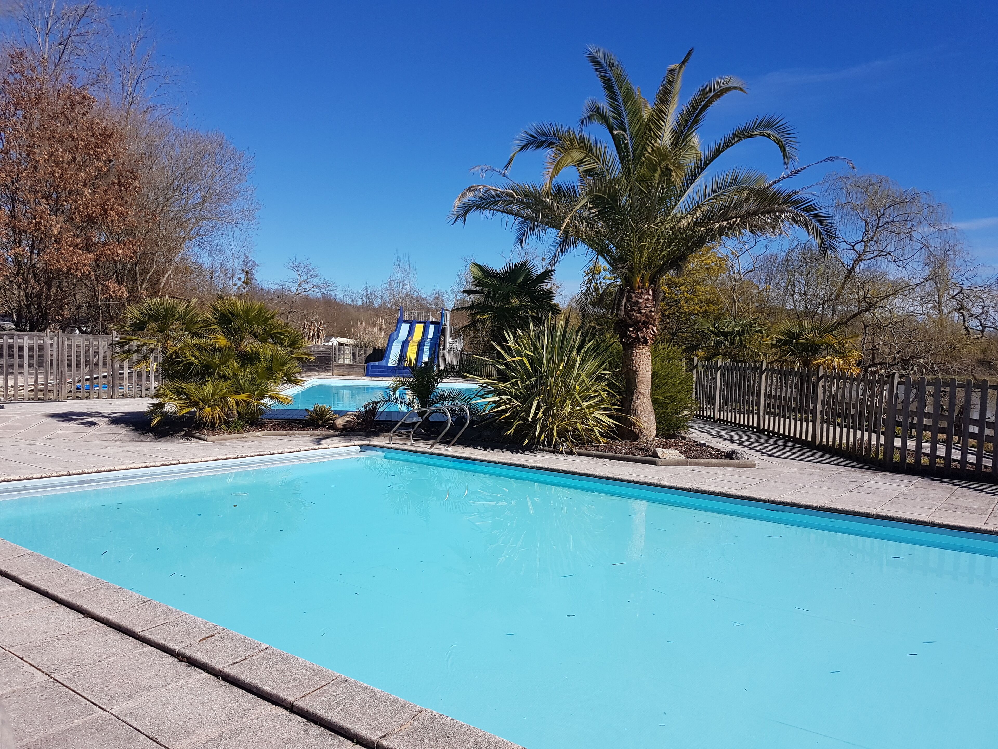 季節性室外泳池；10:00 至 20:00 開放；泳池傘、躺椅