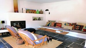 Smart TV, fireplace, DVD player, books - Villa with Private Pool, Surrounded by Mountains, Olive, Walnut and Orange Trees (Orgiva)