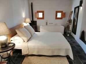 4 bedrooms, iron/ironing board, travel crib, free WiFi - Villa with Private Pool, Surrounded by Mountains, Olive, Walnut and Orange Trees (Orgiva)