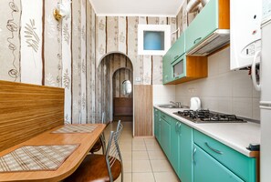 Family Apartment | Private kitchen | Fridge, microwave, oven, stovetop - LeonRooms Grecheskaya 26-28 (Odesa)