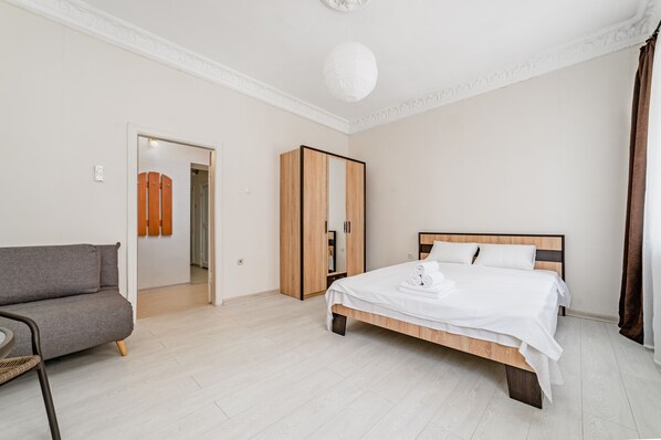 Family Apartment | 1 bedroom, premium bedding, desk, blackout curtains - LeonRooms Evreyskaya 6 (Odesa)