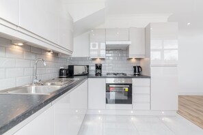 Three Bedroom House | Private kitchen | Full-sized fridge, microwave, oven, toaster - Modern & Spacious 3BR Terraced House (London)