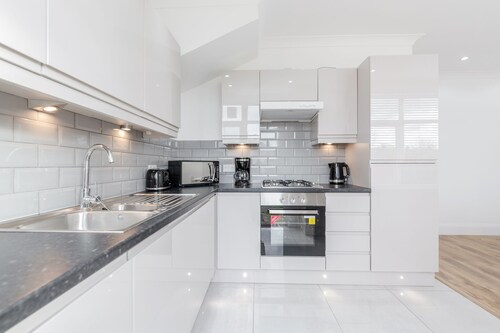 Modern & Spacious 3BR Terraced House