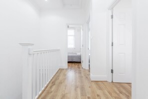 Hallway - Modern & Spacious 3BR Terraced House (London)