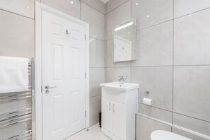 Ferienhaus | Badezimmer | Duschwanne, kostenlose Toilettenartikel, Handtücher