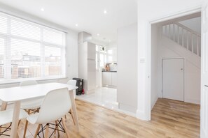 Three Bedroom House | In-room dining - Modern & Spacious 3BR Terraced House (London)