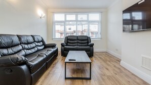 Unclassified image, 3 of 34, button - Modern & Spacious 3BR Terraced House (London)