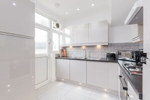 Private kitchen - Modern & Spacious 3BR Terraced House (London)