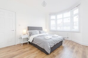 Three Bedroom House | 3 bedrooms, iron/ironing board, free WiFi, bed sheets - Modern & Spacious 3BR Terraced House (London)