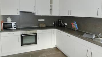 Ferienhaus, 2 Schlafzimmer | Eigene Küche | Kühlschrank, Mikrowelle, Ofen, Herdplatte
