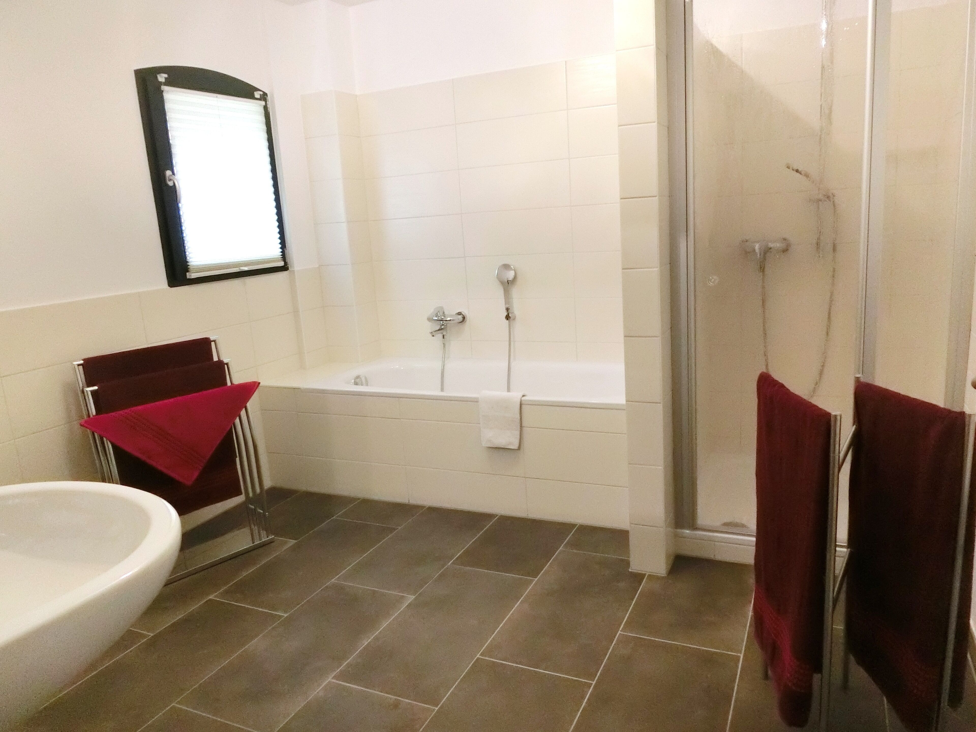 Une salle de bain avec une baignoire, une douche et un lavabo.