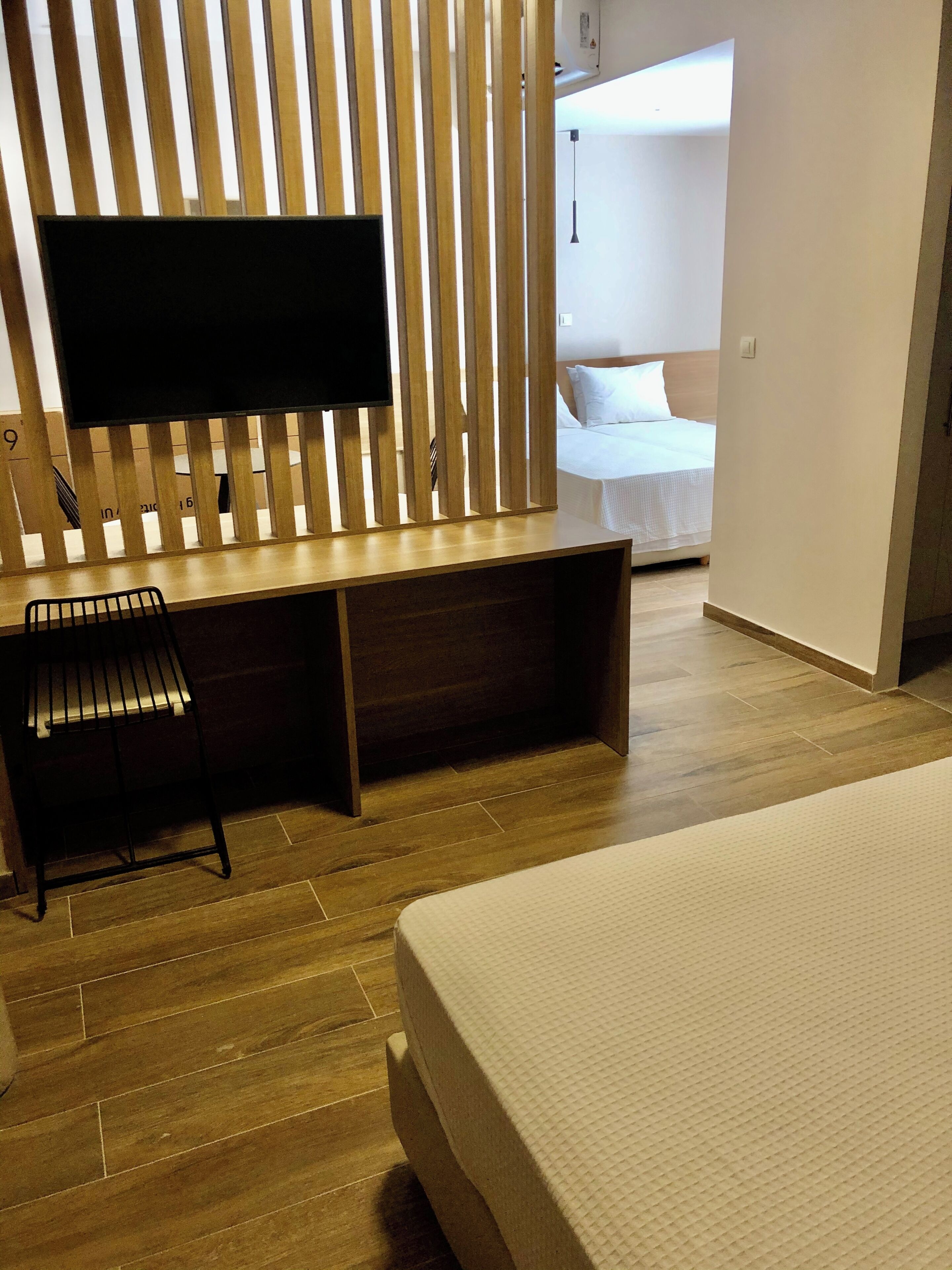 Suite with Garden View | Värdeförvaringsskåp på rummet, skrivbord och strykjärn/strykbräda