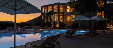 Seasonal outdoor pool, pool umbrellas, sun loungers