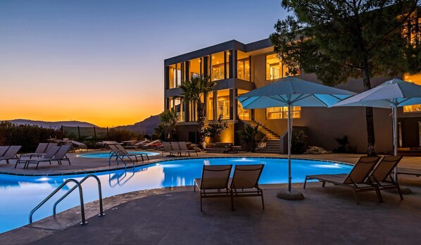 Piscine extérieure (ouverte en saison), parasols de plage