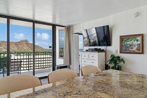 Dining - Block to Beach! Koko Resorts at the Waikiki Banyan 30th Floor Deluxe Ocean View,Free parking & Wifi (Honolulu)