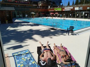 Een buitenzwembad, een verwarmd zwembad