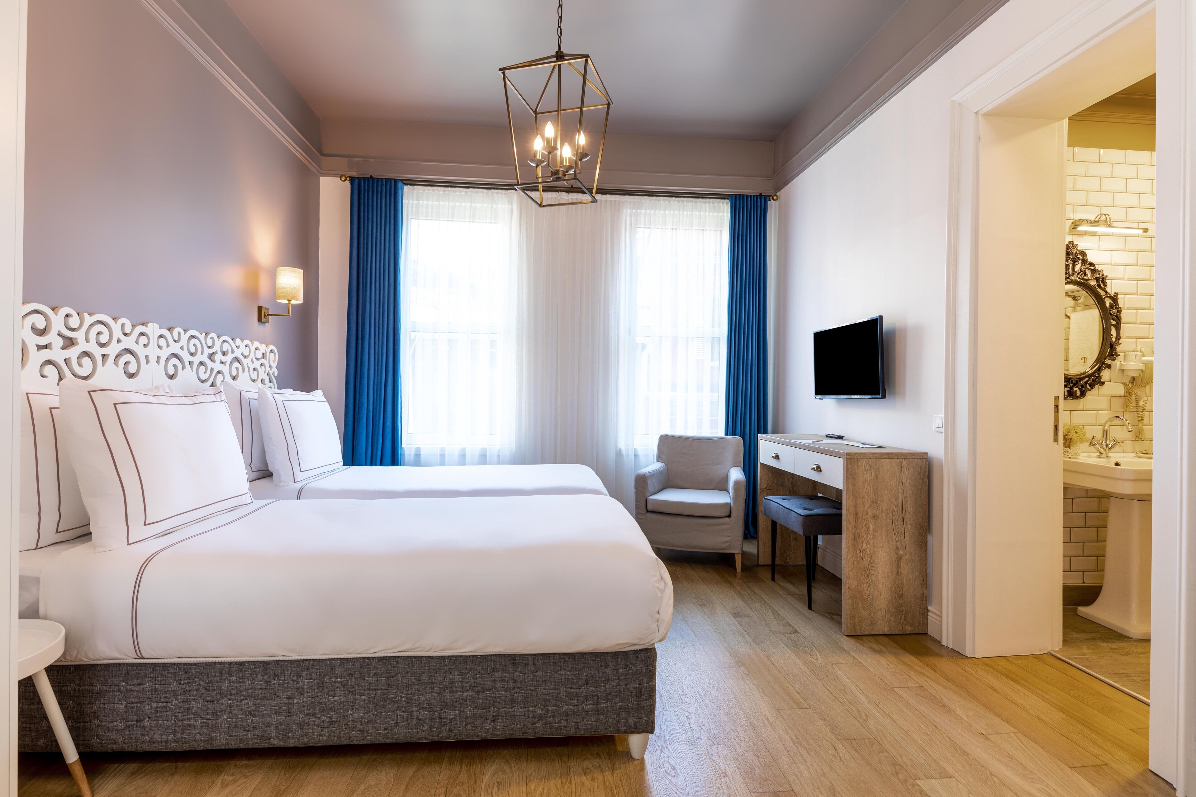 deluxe room | 1 bedroom, premium bedding, minibar, in-room safe