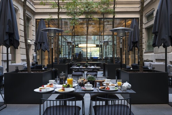 Se sirven comidas y brunch 