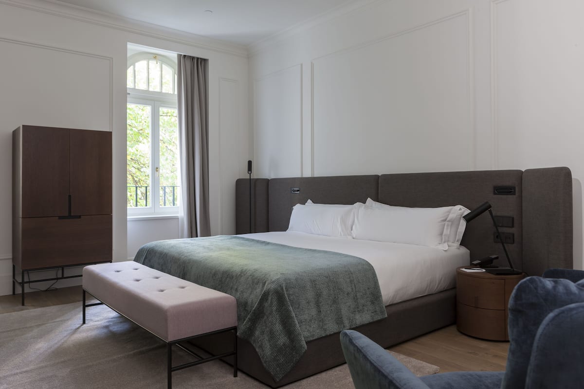 1 slaapkamer, een kluis op de kamer, verduisterende gordijnen