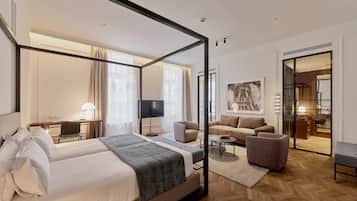 1 camera, una cassaforte in camera, tende oscuranti, insonorizzazione