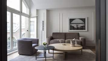 Deluxe Suite, Terrace | In-room safe, blackout drapes, soundproofing, free cribs/infant beds