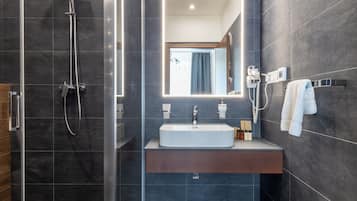 Executive Apartment | Bathroom | Free toiletries, hair dryer, towels, soap