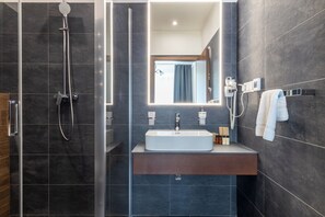 Executive Apartment | Bathroom | Free toiletries, hair dryer, towels, soap